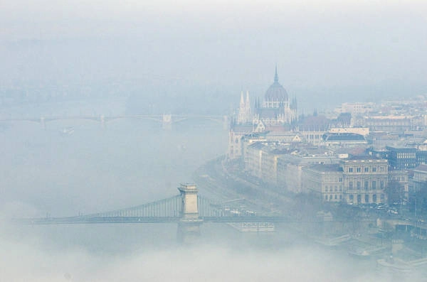  Tuy Budapest là một thành phố du lịch không quá nổi bật ở châu Âu, nhưng ít du khách biết rằng đây là một điểm đến vô cùng lãng mạn. Đến Budapest bạn sẽ bị hút hồn bởi những dinh thự lộng lẫy, những Vương cung thánh đường nguy nga xây dựng theo kiến trúc La Mã tráng lệ, xen lẫn với những toà nhà hiện đại của một thành phố trẻ.