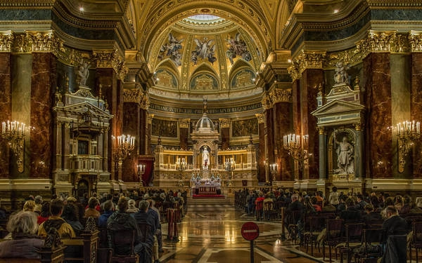 Nhà thờ St. Stephen’s nằm giữa lòng thủ đô Budapest, nhà thờ này mang tên vị vua đầu tiên của Hungary. Nhà thờ này là 1 trong 2 tòa nhà cao nhất thủ đô Budapest (luật pháp Hungary cấm xây những tòa nhà cao trên 96m).
