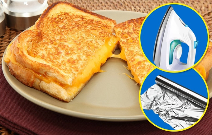 Làm bánh mì nướng bằng bàn là Nếu trứng chưa đủ cho bữa ăn nhẹ thì bạn có thể mua thêm bánh mì lát, thịt nguội và phô mai cũng rất sẵn ở cửa hàng tiện lợi, sau đó gói trong giấy bạc và ủi bàn là lên trên. Chỉ sau 30 giây, bạn đã có món bánh mì nướng phô mai ngon tuyệt. Làm bánh mì nướng bằng bàn là Nếu trứng chưa đủ cho bữa ăn nhẹ thì bạn có thể mua thêm bánh mì lát, thịt nguội và phô mai cũng rất sẵn ở cửa hàng tiện lợi, sau đó gói trong giấy bạc và ủi bàn là lên trên. Chỉ sau 30 giây, bạn đã có món bánh mì nướng phô mai ngon tuyệt.