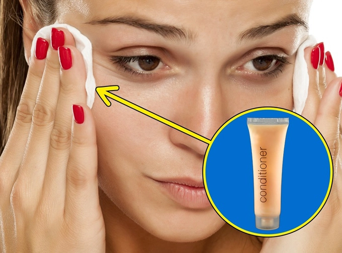 Tận dụng dầu xả làm kem tẩy trang Nếu bạn không kịp mua kem tẩy trang hoặc để quên chúng ở nhà, hãy nhanh chóng vào phòng tắm và tìm dầu xả dành cho tóc. Chúng có thể giúp loại bỏ lớp trang điểm trên gương mặt bạn. Tuy nhiên, đây chỉ là giải pháp tình thế, bạn không nên áp dụng lâu dài. Tận dụng dầu xả làm kem tẩy trang Nếu bạn không kịp mua kem tẩy trang hoặc để quên chúng ở nhà, hãy nhanh chóng vào phòng tắm và tìm dầu xả dành cho tóc. Chúng có thể giúp loại bỏ lớp trang điểm trên gương mặt bạn. Tuy nhiên, đây chỉ là giải pháp tình thế, bạn không nên áp dụng lâu dài.