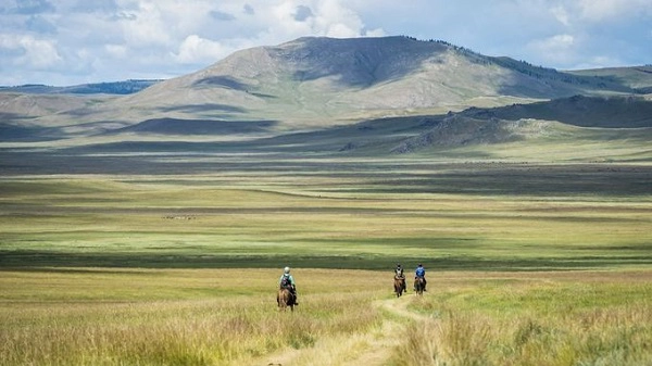 Đua ngựa ở Mông Cổ  Hành trình trên lưng ngựa kéo dài 1.000 km đưa du khách băng qua những vùng thảo nguyên mênh mông, xa xôi và hẻo lánh nhất ở Mông Cổ. Chuyến đi có 25 điểm dừng chính là những trạm nuôi ngựa truyền thống. Ảnh: Theadventurists.