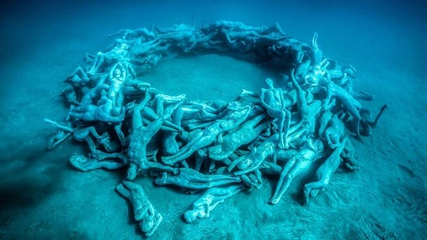 Lặn ngắm Museo Atlantico dưới đáy biển ở Lanzarote  Museo Atlantico là bảo tàng trưng bày dưới biển ở ngoài khơi hòn đảo Lanzarote, thuộc Tây Ban Nha. Đây là nơi lý tưởng cho những du khách thích đắm mình trong nghệ thuật đồng thời được thỏa thích bơi lặn. Ảnh: Jason deCaires Taylor.