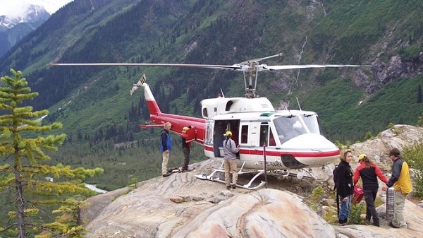 Ngồi trực thăng khám phá những dãy núi ở Canada  Dãy núi Purcell nằm ở đông nam bang British Columbia, Canada là địa điểm khám phá của du khách trong ba ngày di chuyển bằng trực thăng. Ngoài ra du khách còn đi cùng các chuyên gia để trải nghiệm leo núi ở địa hình đồng tuyết và thung lũng. Ảnh: Bugaboos Adventures.