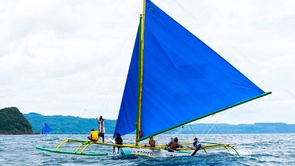 Đi thuyền buồm paraw thuyền thống ở Philippines  Paraw là con thuyền hai lá buồm truyền thống của người dân Philippines. Chuyến đi biển sẽ đưa du khách hòa vào cuộc sống của những thủy thủ địa phương, khám phá các hòn đảo không người sinh sống ở gần Boracay. Ảnh: Largeminority.
