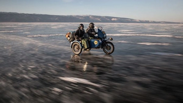 Chạy xe gắn máy trên băng ở Nga  Ice Run là chuyến đi xe gắn máy ba bánh trên băng đưa du khách chạy dọc theo các con đường rừng hẻo lánh, vùng hồ Baikal rộng lớn bị đóng băng bằng phẳng. Ảnh: Theadventurists.