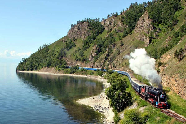 Tuyến đường sắt Trans-Siberian kéo dài 14 ngày đêm xuyên qua những thảo nguyên rộng lớn của nước Nga, từ Vladivostok tới Moscow. Chuyến tàu còn đi qua hồ Baikal - hồ nước sâu nhất trên trái đất. Ảnh: Golden Eagle Trans-Siberian.