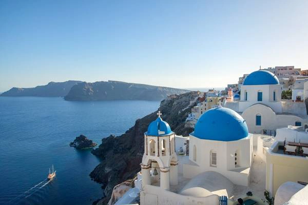 Santorini, Hy Lạp: Hòn đảo nổi tiếng với tông màu xanh và trắng sẽ thay đổi đáng kể trong thời gian tới, nhằm hạn chế làn sóng du khách đi tàu biển với số lượng lên tới 10.000 người mỗi ngày trong mùa cao điểm từ tháng 5-9. Vào năm 2017, hòn đảo sẽ bắt đầu giới hạn số lượng du khách xuống 8.000 người/ngày.