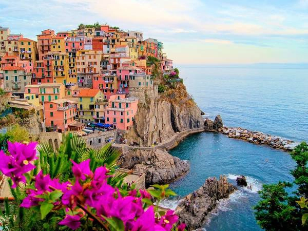 Cinque Terre, Italy: Cụm 5 làng đẹp như tranh dọc biển Liguria, Cinque Terre là một trong những địa điểm nổi tiếng nhất ở Italy. Tuy nhiên, các nhà chức trách mới đây đã công bố kế hoạch giới hạn số người được phép đến du lịch với lo ngại về vấn đề môi trường. 2,5 triệu du khách đến Cinque Terre trong năm 2015, con số này sẽ được giới hạn còn 1,5 triệu từ giờ trở đi.