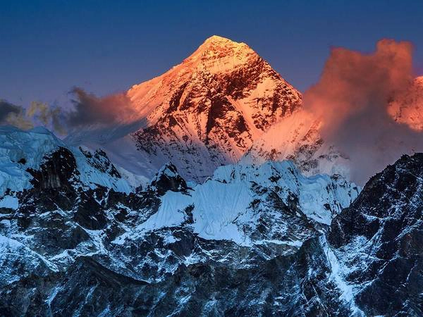 Đỉnh Everest: Chính phủ Nepal thực hiện các bước kiểm soát khách du lịch như tăng phí cho du khách ngoại quốc leo núi từ 10.000 lên 11.000 USD, và thành lập văn phòng liên lạc tại base camp để kiểm tra kinh nghiệm, tình trạng sức khỏe và khả năng leo núi của du khách. Tháng 9/2015, Nepal cấm những người mới tập leo núi, đồng thời xem xét quy định giới hạn tuổi. Ngoài ra, các nhóm cũng giảm về số lượng để tránh bị quá tải.