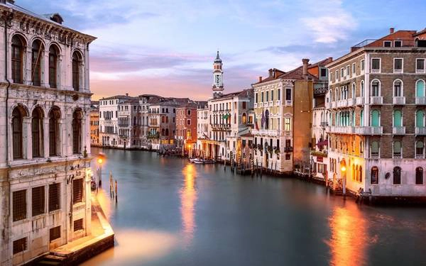 Venice (Italy): Ngoài việc mực nước tăng lên đe dọa cơ sở hạ tầng, thành phố của tình yêu còn chứng kiến lượng du khách đổ về đây mỗi lúc một tăng. Một số học giả cho rằng người Venice gốc sẽ hoàn toàn không còn sống ở đây vào năm 2030 do du khách tăng, giá thuê tăng khiến người bản xứ không còn khả năng chi trả. Để giảm lượng khách du lịch, nhóm Italia Nostra đề nghị chính quyền cấm tàu thuyền trong cảng, và các nhóm khách đông phải đặt từ trước khi đến thành phố.