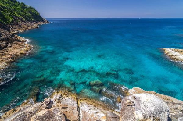 Koh Tachai, Thái Lan: Hòn đảo này thuộc công viên quốc gia Similan, phải đóng cửa từ tháng 10/2015 sau khi đón quá đông khách du lịch. Ba hòn đảo gồm Koh Khai Nok, Koh Khai Nui, và Koh Khai Nai ở Phuket cũng noi gương. Các hãng lữ hành phải tuân theo quy định nghiêm chỉnh về việc du khách đến vào thời gian nào, ở đâu, và đi các đảo như thế nào. Các loại ghế và dù bên bờ biển cũng bị rời đi.