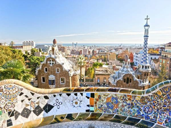 Barcelona, Tây Ban Nha: Kế hoạch của các nhà quản lý là cân bằng giữa lợi ích của du khách và dân địa phương, ra chính sách hạn chế trước khi mọi việc trở nên mất kiểm soát. Tháng 5/2016, thành phố xem xét áp dụng loại thuế du lịch mới dành cho du khách vào thành phố mà không ở qua đêm, và du khách đi tàu thuyền.