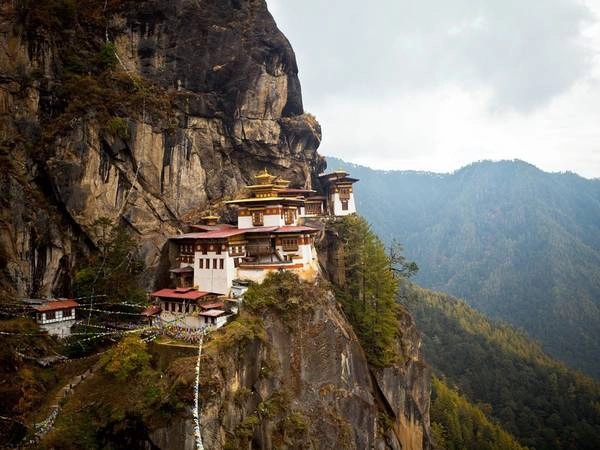 Bhutan: Nằm ở phía tây dãy Himalaya, vương quốc Phật giáo Bhutan tự hào về du lịch “ít mà chất”. Tất cả du khách nước ngoài, trừ những người mang hộ chiếu Ấn Độ, Maldives, Bangladesh, đều phải xin visa và đặt tour qua một hãng lữ hành của Bhutan. Du khách còn phải trả trước gói tour ngày tối thiểu với mức 200-250 USD một ngày, tùy theo tháng do Chính phủ hoàng gia Bhutan quy định, trả bằng cách chuyển tiền qua Ủy ban Du lịch Bhutan. Mức phí bao gồm nơi ở, các bữa ăn, hướng dẫn viên, phương tiện đi lại, chăm sóc sức khỏe, xóa đói giảm nghèo. Chỉ 155.121 du khách đến Bhutan năm 2015, trong đó 57.537 du khách quốc tế, còn lại là du khách Ấn Độ, Bangladesh và Maldives.