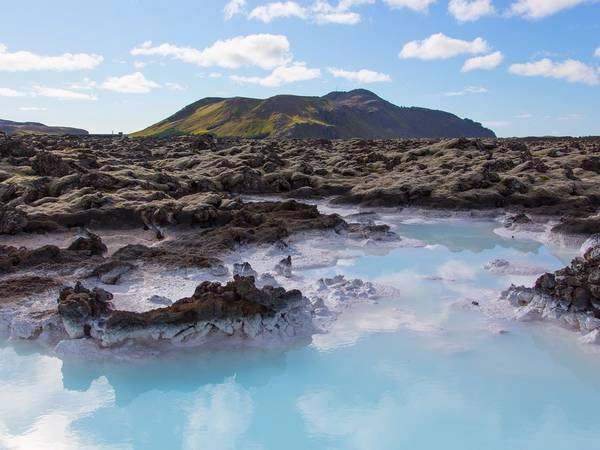 Iceland: Vào tháng 5/2015, số lượng du khách đến Iceland tăng 76% so với cùng kỳ năm 2014, và vào năm 2017, Iceland sẽ có nhiều du khách Mỹ hơn cả số dân của nước này. Hiện tại, Ban Du lịch Iceland và Trung tâm Nghiên cứu Du lịch đang tìm hiểu về sự quá tải của các địa danh trước khi thực hiện biện pháp xử lý.