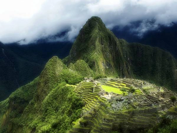 Machu Picchu, Peru: UNESCO đang khuyến khích áp dụng các biện pháp nhằm kiểm soát chặt chẽ số du khách đến Machu Picchu. Du khách nước ngoài phải thuê hướng dẫn viên, theo một trong 3 lối vào khu quần thể, và giới hạn về thời gian thăm thú để tránh tình trạng quá tải. Năm 2014, khoảng 1,2 triệu du khách ghé thăm thành Inca, vượt con số giới hạn ngày là 2.500 do Peru và UNESCO quy định. Thành cổ đã bị liệt vào danh sách “nguy hiểm” của UNESCO hồi đầu năm.