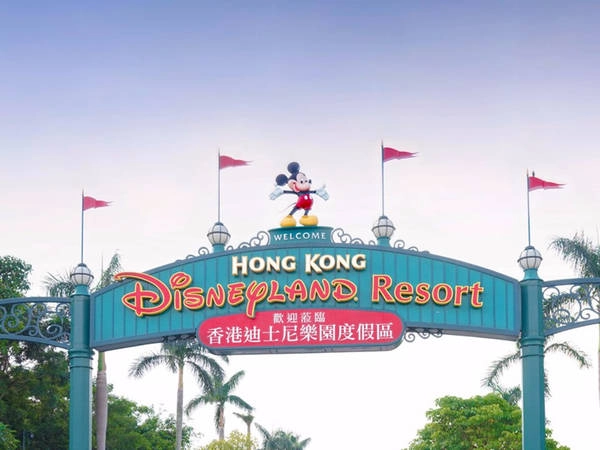 Công viên Disneyland Hong Kong, Hong Kong: Có 11 công viên Disneyland trên thế giới, trong đó Disneyland Hong Kong là một trong những địa điểm đông đúc nhất. Theo Travel + Leisure, mỗi năm có hơn 7,4 triệu du khách tới đây. Trong 3 năm gần đây, công viên đã mở rộng thêm 25% diện tích để đáp ứng nhu cầu vui chơi của du khách. Ảnh: EnchantedFairy/iStock.