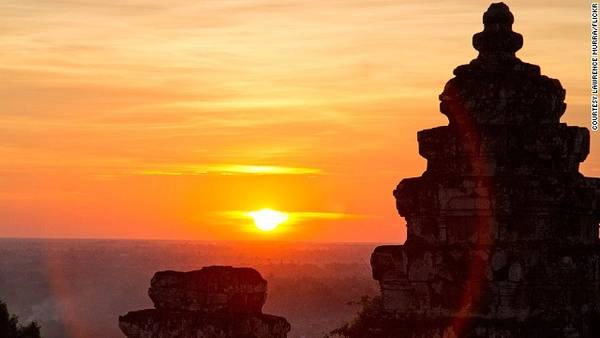 10. Phnom Bakheng, Angkor, Campuchia Nổi tiếng với khung cảnh “hoàng hôn trên đồi”, Phnom Bakheng – cách Angkor Wat khoảng 1,5km – là một địa điểm lý tưởng để ngắm hoàng hôn đúng chất Campuchia.  Di chuyển: du khách có thể đến Siem Reap bằng xe buýt hoặc máy bay. 