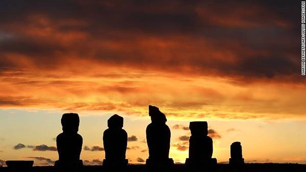 12. Rapa Nui (Đảo Phục Sinh), Chile Cách bờ biển Chile ở Thái Bình Dương khoảng 3700km, nằm bên bờ đông của đảo Polynesian, những bức tượng đá bí ẩn của nền văn hóa Rapa Nui đã xuất hiện từ hàng thế kỷ trước. Vào mỗi buổi chiều tà, khi mặt trời bắt đầu lặn, những ánh sáng le lói cuối ngày rọi vào những bức tượng có lưng hướng ra biển tạo nên một khung cảnh cổ xưa, huyền bí. 