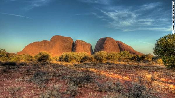 3. Uluru và Kata Tjuta, phía Bắc Australia Mái vòm Uluru (hay còn lại là Ayers Rock) cao 348m so với mặt bằng sa mạc, dài 5km và có chu vi 9,4km. Trong khi đó, Kata Tjuta (The Olgas) là một loạt 36 vòm đá có kích thước khác nhau, kéo dài 36km về phía Tây của Uluru. Nơi này được UNESCO công nhận là công viên quốc gia và kỳ quan khổng lồ.  Vào thời điểm mặt trời bắt đầu lặn, màu sắc của những vòm đá ở đây liên tục thay đổi một cách kì diệu, tạo nên bức tranh thiên nhiên có 1-0-2.  Di chuyển: những chuyến bay từ các thành phố lớn ở Úc đến vùng lãnh thổ phía Bắc hoạt động mỗi ngày. 