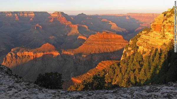 5. Grand Canyon, Arizona, Mỹ Mỗi năm, hàng triệu du khách trên thế giới đổ xô về Grand Canyon – dãy núi rộng 29km và dài 445km ở tiểu bang Arizona, Mỹ – để thưởng thức cảnh hoàng hôn ngoạn mục. Hopi Point, nơi mà bạn có thể thấy được các lớp đá chồng lên nhau, được xem là vị trí tốt nhất để chụp ảnh.  Di chuyển: xe buýt và tàu đến Grand Canyon xuất phát từ Phoenix, Flagstaff và Las Vegas.