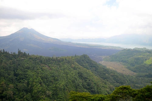 Đi bộ lên đỉnh ngọn núi lửa: Đỉnh núi Batur là một ngọn núi lửa còn hoạt động mà từ trên đỉnh, bạn có thể ngắm nhìn khung cảnh thiên nhiên tuyệt đẹp và lòng hồ Batur - hồ nước được hình thành từ miệng núi lửa lớn nhất trên đảo. Nếu là người leo núi chuyên nghiệp, trải nghiệm trekking lên tới đỉnh trước bình minh và ngắm nhìn khung cảnh sáng sớm trên hòn đảo là điều không nên bỏ qua.