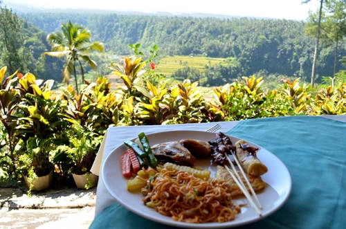 Thưởng thức món ăn địa phương: Bali cũng là thiên đường ẩm thực cho du khách với nhiều món ăn địa phương nổi tiếng như Babi Guling- heo sữa quay nguyên con, xôi đen cơm dừa và siro cọ.