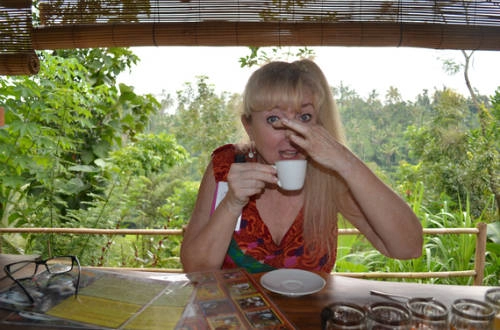 Trải nghiệm cà phê chồn: Kopi Luwak - món cà phê trứ danh trên đảo Bali được chế biến từ chất thải của chồn. Sau khi thu hoạch hạt cà phê từ phân chồn, người pha chế sẽ rửa sạch và nghiền ra. Hương vị của cà phê rất độc đáo và chắc chắn chỉ cần nghe đến cái tên, du khách đã thấy tò mò và muốn thử nghiệm.