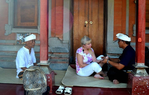 Xem bói: Một trải nghiệm cho du khách khi tới Bali đó là xem bói. Những câu hỏi, thắc mắc về cuộc sống hay đơn giản chỉ là sự tò mò về tương lai đều có thể được giải đáp tại đây. Tuy nhiên, các hoạt động này chủ yếu mang tính giải trí và bạn không nên quá coi trọng nếu đó là những lời phán không hay. Xem bói: Một trải nghiệm cho du khách khi tới Bali đó là xem bói. Những câu hỏi, thắc mắc về cuộc sống hay đơn giản chỉ là sự tò mò về tương lai đều có thể được giải đáp tại đây. Tuy nhiên, các hoạt động này chủ yếu mang tính giải trí và bạn không nên quá coi trọng nếu đó là những lời phán không hay.