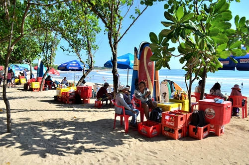 Đi dạo trên bãi biển Kuta: Kuta là một trong những điểm thu hút khách du lịch đầu tiên tại Bali. Nếu bạn là người yêu thích các bữa tiệc trên biển, đây là địa điểm lý tưởng cho bạn vì có nhiều cửa hàng, quán bar, nhà hàng và các hộp đêm. Khu vực trở nên đông đúc hơn vào dịp cuối tuần và những tháng cao điểm. Đi dạo trên bãi biển Kuta: Kuta là một trong những điểm thu hút khách du lịch đầu tiên tại Bali. Nếu bạn là người yêu thích các bữa tiệc trên biển, đây là địa điểm lý tưởng cho bạn vì có nhiều cửa hàng, quán bar, nhà hàng và các hộp đêm. Khu vực trở nên đông đúc hơn vào dịp cuối tuần và những tháng cao điểm.