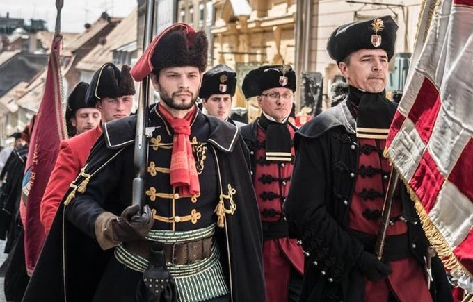 Croatia là nơi phát minh ra chiếc cà vạt. Nó được bắt nguồn từ khăn quàng cổ của lính đánh thuê người Croatia vào thế kỷ 17. Ảnh: Aktualno. Croatia là nơi phát minh ra chiếc cà vạt. Nó được bắt nguồn từ khăn quàng cổ của lính đánh thuê người Croatia vào thế kỷ 17. Ảnh: Aktualno.