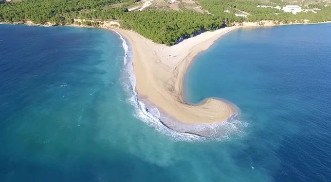 Zlatni Rat là bãi biển nổi tiếng trên thế giới, với khả năng có thể thay đổi hình dạng khi có gió mạnh. Trong cùng một ngày, hình dáng bãi biển có thể thay đổi khác nhau, lúc thì giống chiếc mũi, khi thì giống chiếc lưỡi, khi lại giống hình móc câu. Ảnh: Croatiaweek. Zlatni Rat là bãi biển nổi tiếng trên thế giới, với khả năng có thể thay đổi hình dạng khi có gió mạnh. Trong cùng một ngày, hình dáng bãi biển có thể thay đổi khác nhau, lúc thì giống chiếc mũi, khi thì giống chiếc lưỡi, khi lại giống hình móc câu. Ảnh: Croatiaweek.