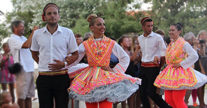 Phụ nữ trên đảo Susak ở Croatia mặc váy truyền thống ngắn nhất so với các trang phục tương tự ở châu Âu. Ảnh: Steemit. Phụ nữ trên đảo Susak ở Croatia mặc váy truyền thống ngắn nhất so với các trang phục tương tự ở châu Âu. Ảnh: Steemit.