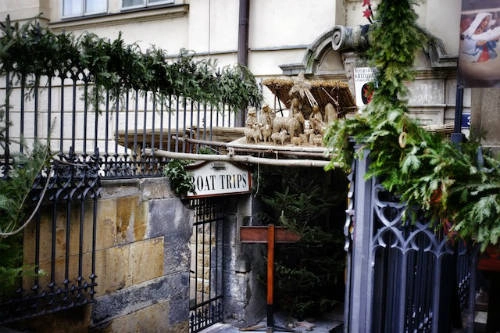 Thưởng thức cà phê và bia: Du khách đã đến Prague thì không thể bỏ qua các quán cà phê hoặc quán bia của thành phố này. Café Slavia là quán cà phê có tuổi đời lớn nhất Prague nằm gần Nhà hát Quốc gia. Nơi đây từng là địa điểm tụ họp của nhiều chính trị gia, nghệ sĩ, nhà văn. Hiện nay, Slavia đã được thiết kế lại theo phong cách Art Deco của thập niên 1930. Bạn hãy tìm một chỗ ngồi, thưởng thức đồ uống và ngắm cảnh sông tuyệt đẹp. Thưởng thức cà phê và bia: Du khách đã đến Prague thì không thể bỏ qua các quán cà phê hoặc quán bia của thành phố này. Café Slavia là quán cà phê có tuổi đời lớn nhất Prague nằm gần Nhà hát Quốc gia. Nơi đây từng là địa điểm tụ họp của nhiều chính trị gia, nghệ sĩ, nhà văn. Hiện nay, Slavia đã được thiết kế lại theo phong cách Art Deco của thập niên 1930. Bạn hãy tìm một chỗ ngồi, thưởng thức đồ uống và ngắm cảnh sông tuyệt đẹp.