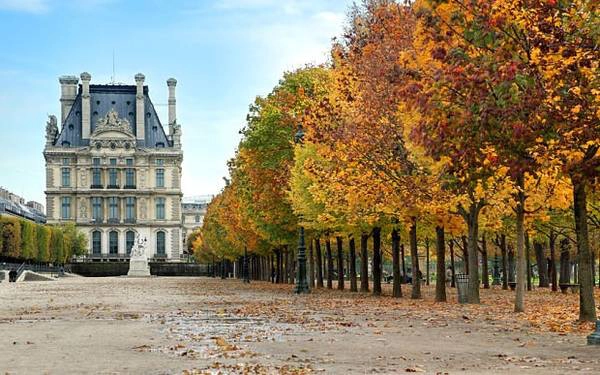 1.Thành phố lãng mạn nhất thế giới: Paris được biết đến với tên gọi “thành phố của tình yêu”. Du khách có thể dạo bước qua những khu vườn Palace of Fontainebleau ở ngoại ô thành phố, hay quận đồi dốc nơi Edith Piaf chào đời, thưởng thức một show diễn ở Palais Garnier hay một bữa tối ở La Fermette Marboeu... 1.Thành phố lãng mạn nhất thế giới: Paris được biết đến với tên gọi “thành phố của tình yêu”. Du khách có thể dạo bước qua những khu vườn Palace of Fontainebleau ở ngoại ô thành phố, hay quận đồi dốc nơi Edith Piaf chào đời, thưởng thức một show diễn ở Palais Garnier hay một bữa tối ở La Fermette Marboeu...