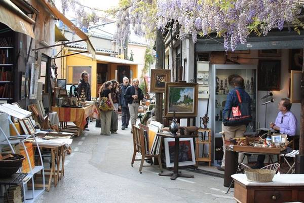 12. Những khu chợ cổ nhất châu Âu: Marché aux Puces de St-Ouen và Marché aux puces de la Porte de Vanves là những nơi bạn có thể tìm thấy những món đồ ren xinh đẹp, những chiếc khăn trải bàn thêu tay, hay những lọ thủy tinh thổi bằng tay cùng các bức tranh sơn dầu tuyệt đẹp. 12. Những khu chợ cổ nhất châu Âu: Marché aux Puces de St-Ouen và Marché aux puces de la Porte de Vanves là những nơi bạn có thể tìm thấy những món đồ ren xinh đẹp, những chiếc khăn trải bàn thêu tay, hay những lọ thủy tinh thổi bằng tay cùng các bức tranh sơn dầu tuyệt đẹp.