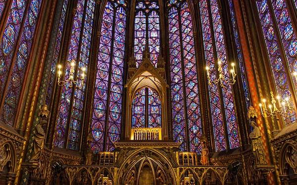 4. Những khung cửa sổ kính màu tuyệt đẹp: Bên trong nhà thờ Sainte Chapelle, bạn sẽ bắt gặp những ô cửa kính màu đẹp nhất thế giới có từ thế kỷ 13. 15 khung cửa sổ lớn và tinh tế trang trí cho nhà nguyện, mang lại không gian kỳ ảo mỗi khi có ánh nắng rọi qua. 4. Những khung cửa sổ kính màu tuyệt đẹp: Bên trong nhà thờ Sainte Chapelle, bạn sẽ bắt gặp những ô cửa kính màu đẹp nhất thế giới có từ thế kỷ 13. 15 khung cửa sổ lớn và tinh tế trang trí cho nhà nguyện, mang lại không gian kỳ ảo mỗi khi có ánh nắng rọi qua.