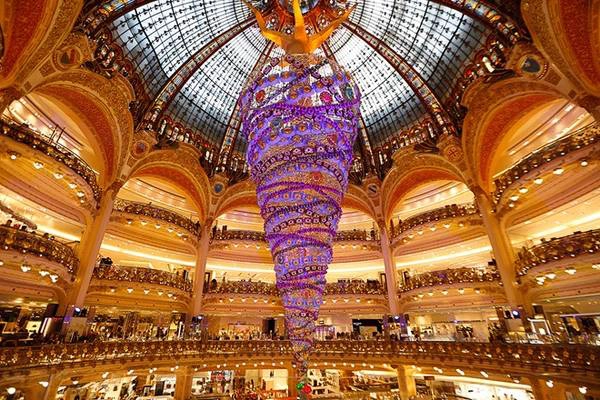 8. Thiên đường của các tín đồ shopping: Các khu mua sắm ở Boulevard Haussmann - Galéries Lafayette, Printemps trở nên lung linh vào dịp Giáng sinh. Còn ở Fauchon và Hédiard có 2 khu mua sắm lộng lẫy nhất châu lục. Đồ trang sức ở Place Vendôme hay đồ thời trang ở Avenue Montaigne không đâu sánh bằng. 8. Thiên đường của các tín đồ shopping: Các khu mua sắm ở Boulevard Haussmann - Galéries Lafayette, Printemps trở nên lung linh vào dịp Giáng sinh. Còn ở Fauchon và Hédiard có 2 khu mua sắm lộng lẫy nhất châu lục. Đồ trang sức ở Place Vendôme hay đồ thời trang ở Avenue Montaigne không đâu sánh bằng.