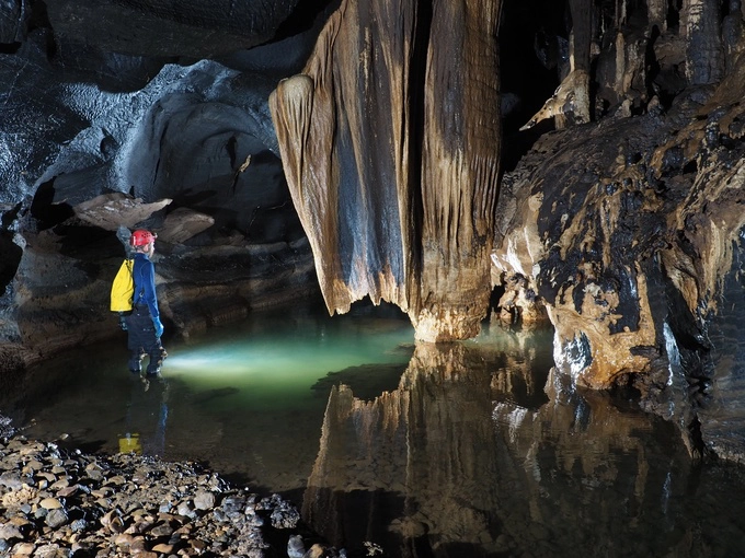 Ông Howard Limbert (ảnh), lãnh đạo đoàn thám hiểm hang động Hoàng gia Anh, bắt đầu hành trình thám hiểm một hang động mới.  “Chương trình thám hiểm hang động năm 2020 tại Quảng Bình là một thành công lớn dù có nhiều khó khăn. Tổng chiều dài hang động mới được phát hiện và đo vẽ lần này hơn 10,5km”, ông Limbert cho biết.
