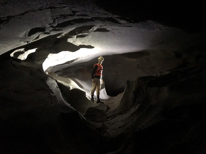 Thành viên đoàn thám hiểm bên trong một hang mới được khám phá. Hàng năm, đoàn chuyên gia hang động Anh đều đến Quảng Bình để thực hiện chương trình thám hiểm. Đây là một trong những lần đoàn tìm thấy nhiều hang mới nhất chỉ trong 20 ngày. Năm 2016, đoàn thám hiểm từng khám phá ra 57 hang động mới trên địa bàn  Hệ thống hang động ở Quảng Bình luôn khiến các chuyên gia thám hiểm bất ngờ. Năm ngoái, một hệ thống hang ngầm được phát hiện ở độ sâu 60 m, càng xuống sâu càng mở rộng. Phát hiện này khiến hang Sơn Đoòng trở nên bí ẩn hơn với các chuyên gia và các nhà khoa học. Như vậy, độ sâu của hang được xác định tăng lên 500 m tính từ cửa hang và đây vẫn chưa phải con số cuối cùng.