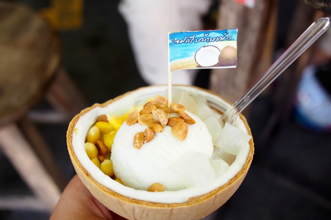 Kem dừa là món ăn đầu tiên tron danh sách mà bạn chắc chắn phải thử qua khi tới khu chợ Chatuchak (Bangkok). Thái Lan là "lãnh địa" của dừa nên kem dừa ở đây luôn rất tuyệt hảo, vị ngọt, mùi thơm, ăn kèm với lạc, thạch, ngô, dừa nạo, siro... Kem dừa là món ăn đầu tiên tron danh sách mà bạn chắc chắn phải thử qua khi tới khu chợ Chatuchak (Bangkok). Thái Lan là "lãnh địa" của dừa nên kem dừa ở đây luôn rất tuyệt hảo, vị ngọt, mùi thơm, ăn kèm với lạc, thạch, ngô, dừa nạo, siro...