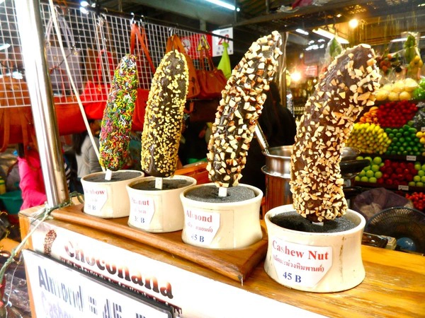 Choconana là tên của món ăn kỳ lạ này, được ghép từ chocolate và banana, tức là chuối đông lạnh phủ chocolate và các loại hạt, cốm ngọt bên ngoài. Phần chuối vừa lạnh, vừa dẻo, lại thêm hương vị từ các loại hạt hay cái đắng từ chocolate sẽ đánh gục bạn từ miếng đầu tiên. Choconana là tên của món ăn kỳ lạ này, được ghép từ chocolate và banana, tức là chuối đông lạnh phủ chocolate và các loại hạt, cốm ngọt bên ngoài. Phần chuối vừa lạnh, vừa dẻo, lại thêm hương vị từ các loại hạt hay cái đắng từ chocolate sẽ đánh gục bạn từ miếng đầu tiên.