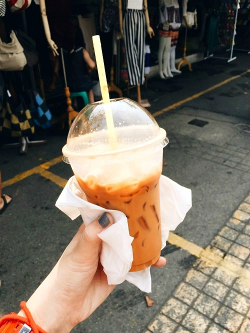 Khi khát nước, một ly trà sữa Thái đỏ hoặc xanh sẽ không chỉ xua tan nắng nóng mà còn có mùi vị đậm đà, thơm mùi sữa, uống một lần là nhớ mãi không quên. Khi khát nước, một ly trà sữa Thái đỏ hoặc xanh sẽ không chỉ xua tan nắng nóng mà còn có mùi vị đậm đà, thơm mùi sữa, uống một lần là nhớ mãi không quên.