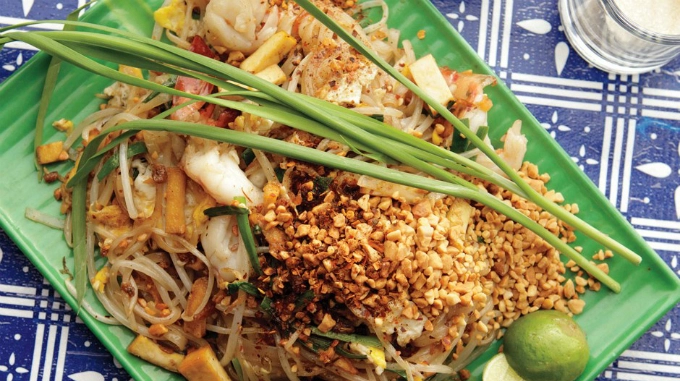 Pad Thai hay còn gọi là món phở xào kiểu Thái được chế biến ngay tại chỗ, với nguyên liệu giản đơn nhưng mùi vị không kém món ăn ở bất cứ nhà hàng sang trọng nào. Pad Thai hay còn gọi là món phở xào kiểu Thái được chế biến ngay tại chỗ, với nguyên liệu giản đơn nhưng mùi vị không kém món ăn ở bất cứ nhà hàng sang trọng nào.