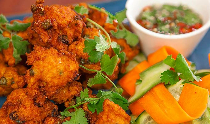 Chả cá kiểu Thái được rán ngay tại quầy, trong một chiếc chảo lớn luôn xèo xèo mỡ, mùi thơm nghi ngút chắc chắn sẽ thu hút khách qua đường. Từng miếng chả cá dai, thịt cá ngọt quyện lẫn với vị thơm của lá chanh, mùi tàu và đậu, được chấm kèm với tương ớt chua ngọt, cay cay rất thú vị. Chả cá kiểu Thái được rán ngay tại quầy, trong một chiếc chảo lớn luôn xèo xèo mỡ, mùi thơm nghi ngút chắc chắn sẽ thu hút khách qua đường. Từng miếng chả cá dai, thịt cá ngọt quyện lẫn với vị thơm của lá chanh, mùi tàu và đậu, được chấm kèm với tương ớt chua ngọt, cay cay rất thú vị.