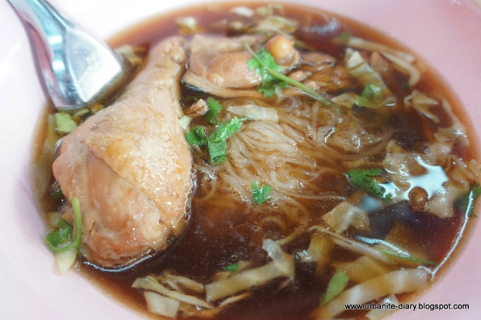 Mỳ gà là lựa chọn dành cho bữa trưa. Với các loại rau thơm cùng miếng đùi gà lớn, được hầm mềm ăn kèm mỳ, tất cả tạo thành một bữa trưa thực sự tuyệt vời và no căng bụng ở Chatuchak. Mỳ gà là lựa chọn dành cho bữa trưa. Với các loại rau thơm cùng miếng đùi gà lớn, được hầm mềm ăn kèm mỳ, tất cả tạo thành một bữa trưa thực sự tuyệt vời và no căng bụng ở Chatuchak.