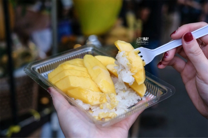 Xôi xoài là đặc sản của cả nền ẩm thực Thái Lan và một trong những nơi ăn món ăn này ngon nhất là ở khu chợ ngoài trời nổi tiếng này. Vị chua của xoài, quyện với nước cốt dừa, ăn kèm xôi trắng quả thực tạo thành hương vị tuyệt vời. Xôi xoài là đặc sản của cả nền ẩm thực Thái Lan và một trong những nơi ăn món ăn này ngon nhất là ở khu chợ ngoài trời nổi tiếng này. Vị chua của xoài, quyện với nước cốt dừa, ăn kèm xôi trắng quả thực tạo thành hương vị tuyệt vời.