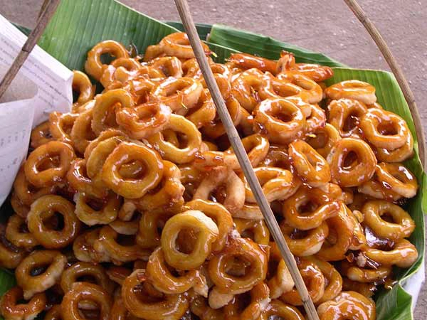 Bánh donut ở Thái có kích cỡ nhỏ hơn ở các quốc gia khác, cũng được chế biến nóng ngay tại quầy. Bạn có thể mua vài chiếc, vừa đi dạo vừa ăn lót dạ cũng rất tuyệt. Bánh donut ở Thái có kích cỡ nhỏ hơn ở các quốc gia khác, cũng được chế biến nóng ngay tại quầy. Bạn có thể mua vài chiếc, vừa đi dạo vừa ăn lót dạ cũng rất tuyệt.