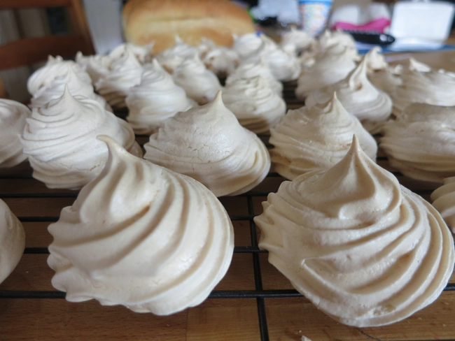 Meringue thực ra là một từ dùng để chỉ hỗn hợp lòng trắng trứng và đường bột, được đánh lên đến khi nổi bông, mềm mượt. Loại bánh này thường có vị hạnh nhân, vani, khi ăn, meringue để lại dư vị ngọt ngào và mềm mại đầy lưu luyến.