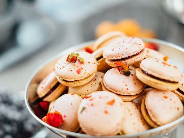 Những chiếc bánh macaron đáng yêu của người Pháp. Phần vỏ giòn với lớp nhân là lớp nhân dẻo mềm, thơm ngọt và có nhiều hương vị khác nhau như socola, hạnh nhân, dâu, cam, quế, chanh... Nếm thử, bạn sẽ cảm nhận được ngay sự giòn tan của hai lớp bánh và mùi hương riêng của từng loại nhân.