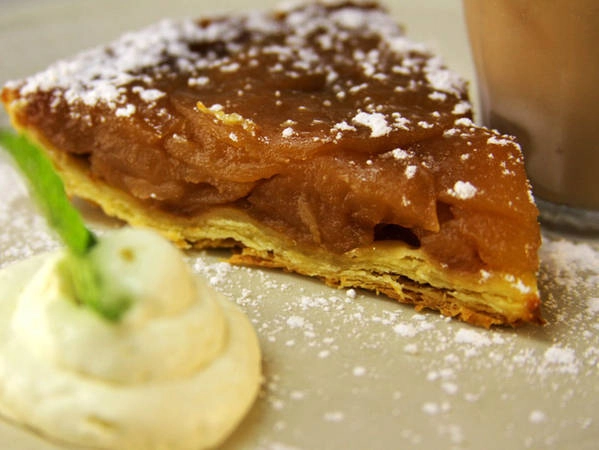 Bánh Tarte Tatin có lớp táo trên cùng ngấm đều caramen và bơ lại có thêm lớp vỏbánh chín giòn, thơm mùi bơ tạo nên vị ngon đặc biệt. Với mùi bơ thơm ngậy thấm đẫm trong từng miếng táo tươi và màu nâu vàng bóng của đường caramel phủ kín trên bề mặt khiến món bánh táo tarte tatin đã khiến bao thực khách yêu thích.